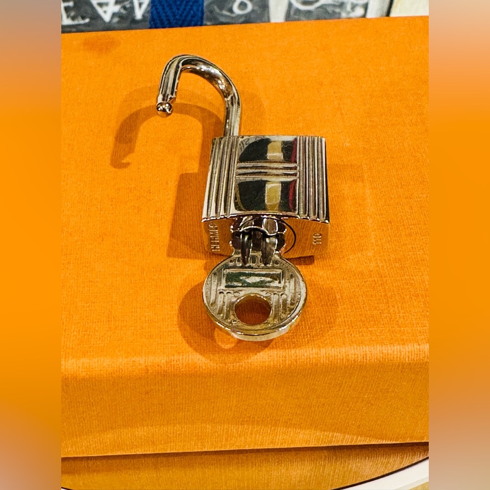 HERMES LOCK & KEY #110 RARE - Picture 1 of 9